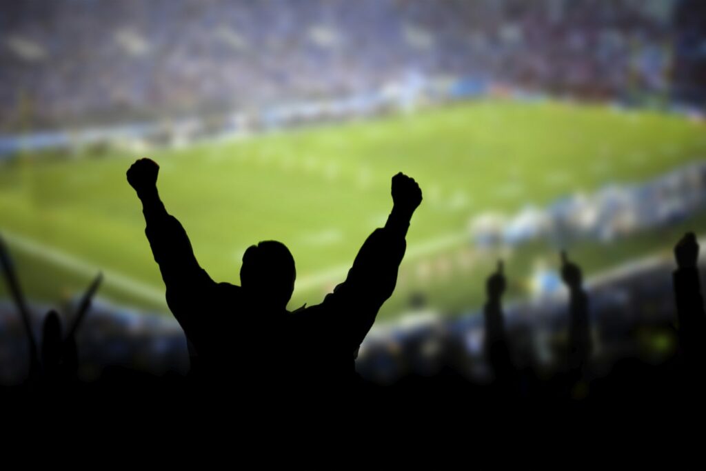 aficionados-celebrando-en-un-estadio-de-fútbol