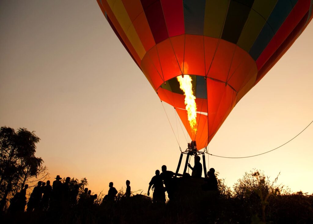 Vuelo en globo aerostático: los mejores lugares para realizar tu bautismo y disfrutar de paisajes excepcionales en España