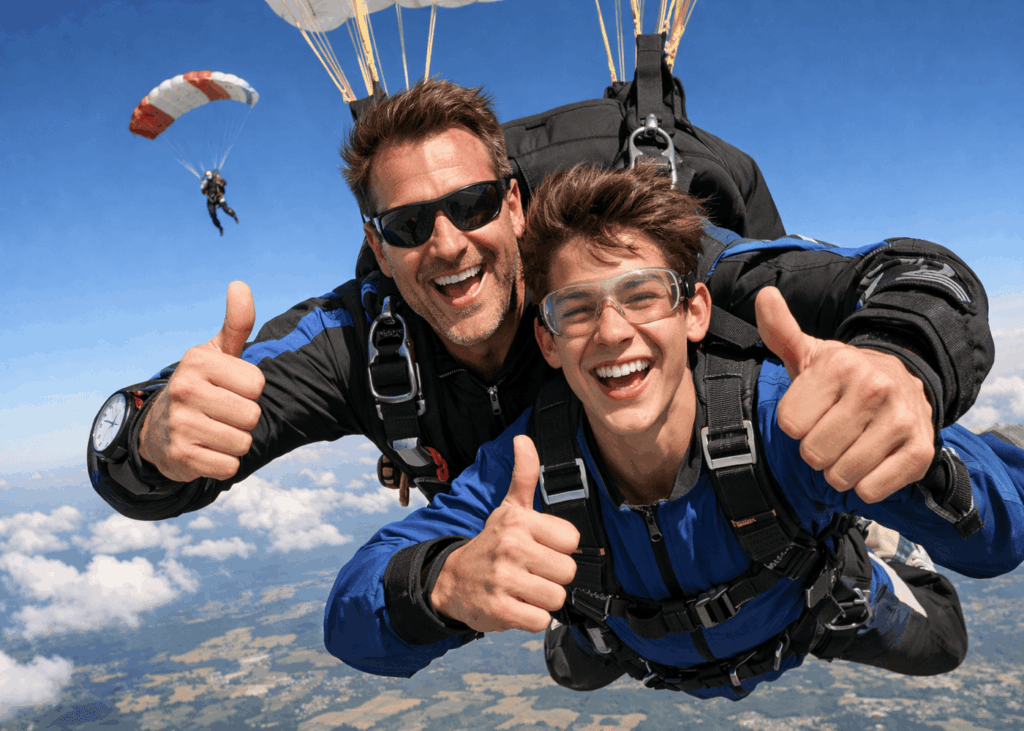 un-padre-y-su-feliz-hijo-hacen-paracaidismo