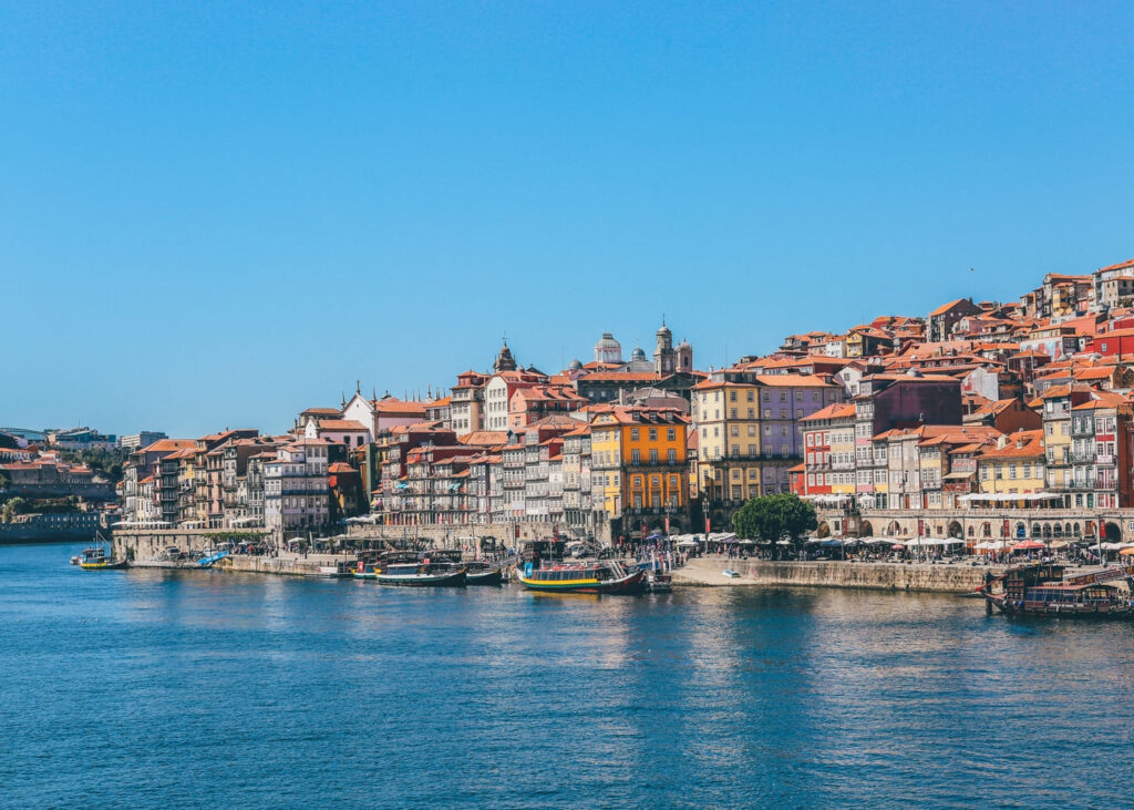vista-de-la-ciudad-de-porto-con-el-mar