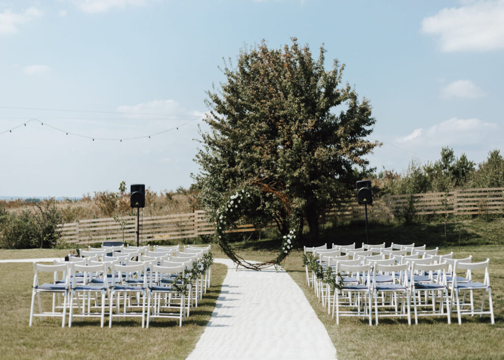 lugar-de-boda-con-sillas-y-arco-de-flores
