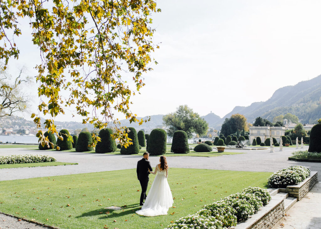 pareja-de-recien-casados-de-espaldas-caminando-en-plena-naturaleza