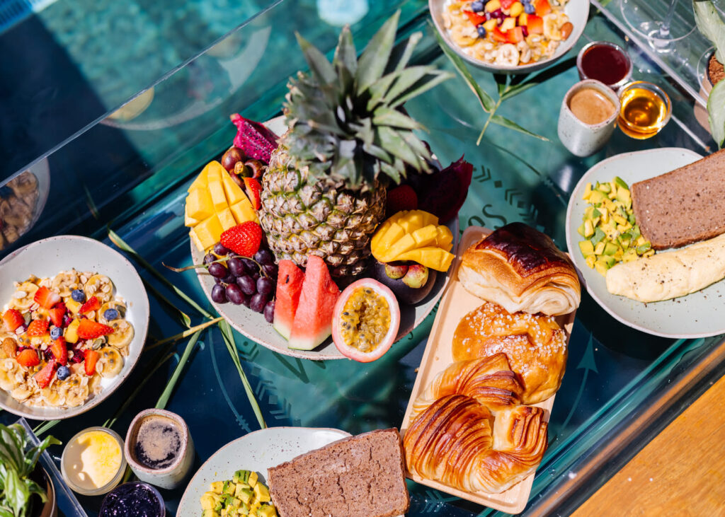 bandeja-con-desayuno-junto-a-la-piscina