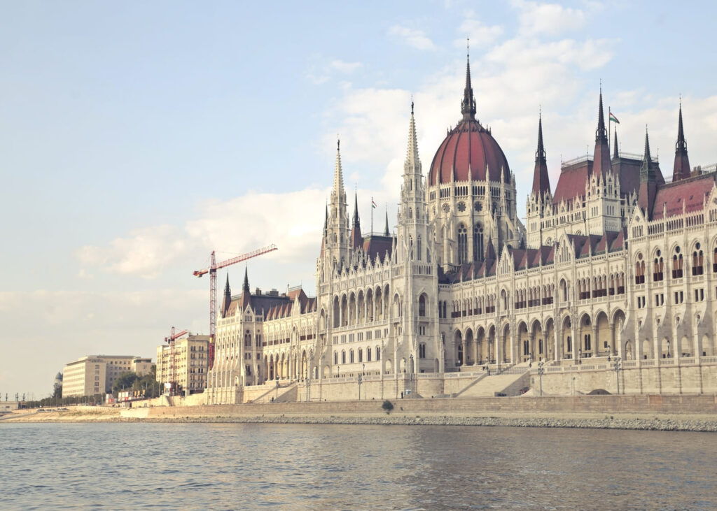 parlamento-hungaro-de-budapest-vista-de-lado