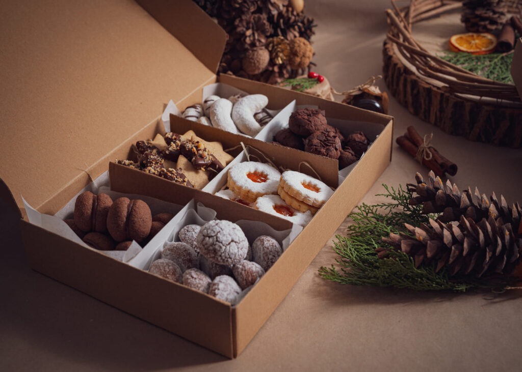 caja-de-chocolates-colocada-sobre-una-mesa-decorada-para-Navidad