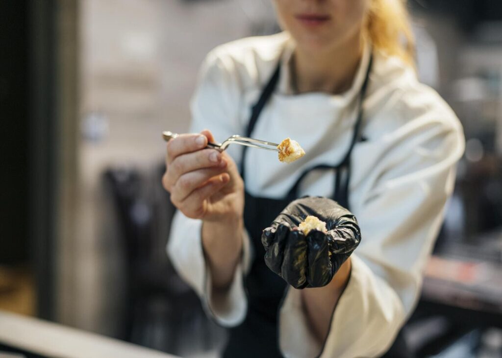 chef-cocinera-que-prueba-la-cocción-de-un-plato