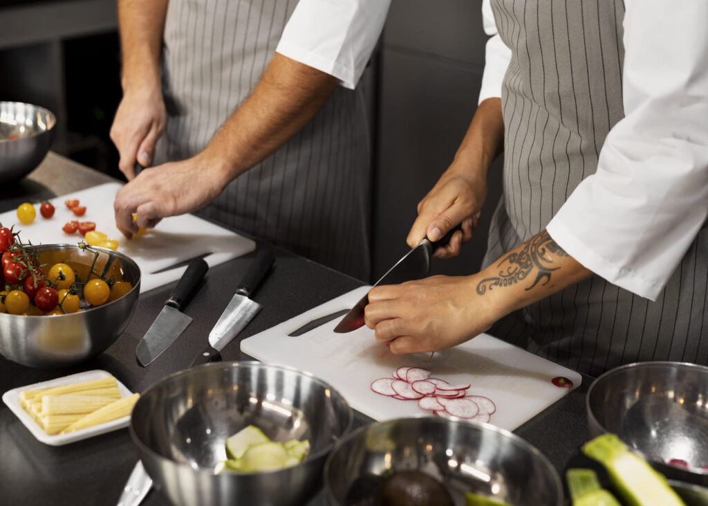 dos-chefs-junto-a-junto-cocinando-primer-plano-de-los-antebrazos