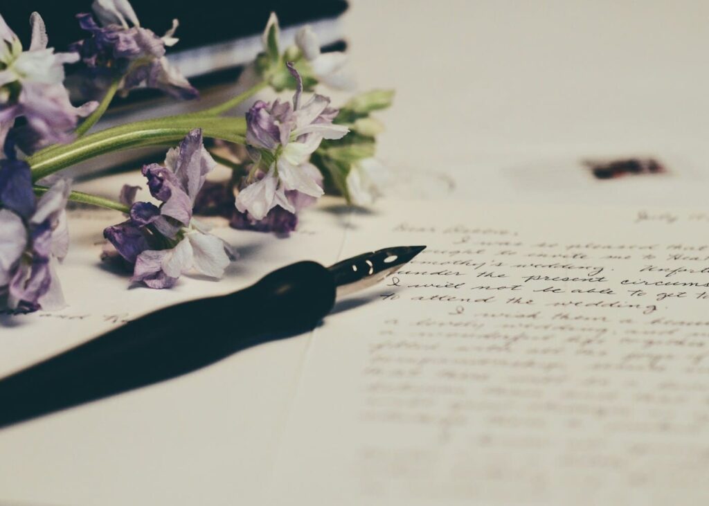 flores-y-pluma-colocadas-sobre-una-carta-manuscrita