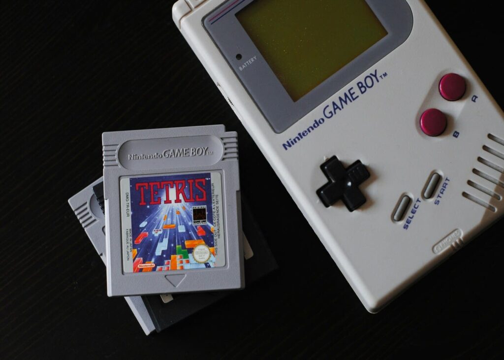 gameboy-con-juego-tetris
