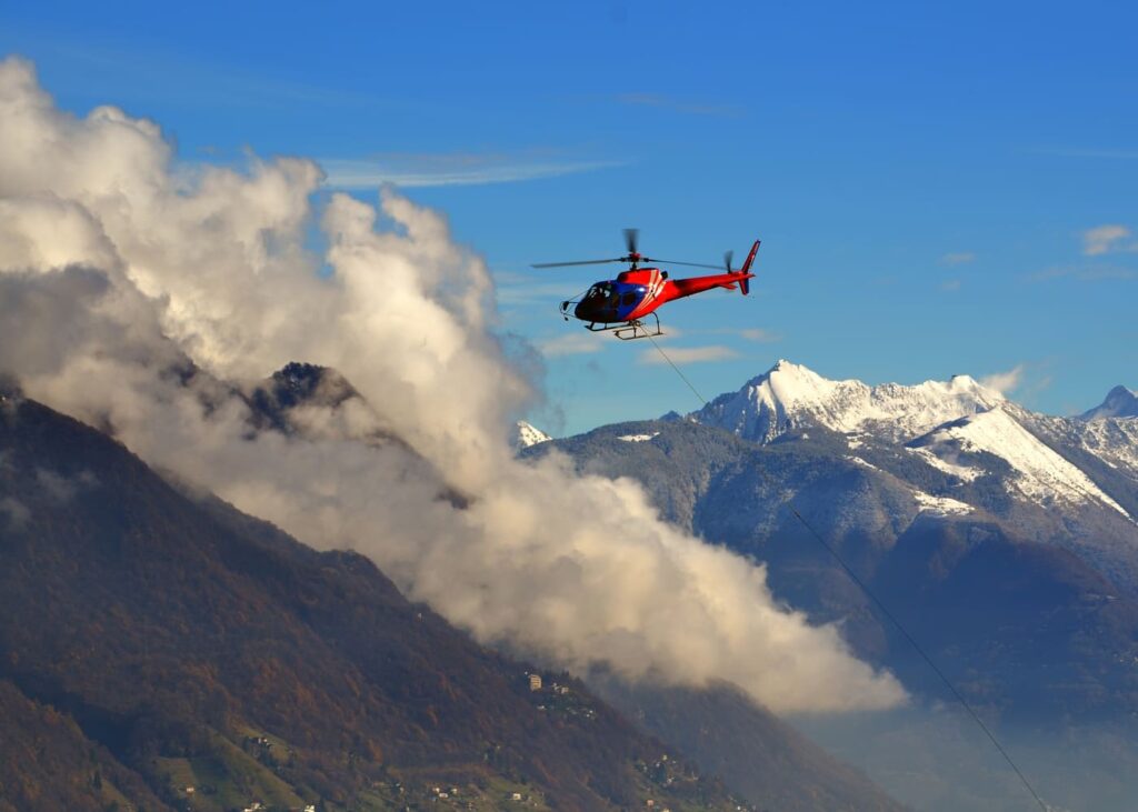 helicoptero-que-vuela-sobre-las-montanas