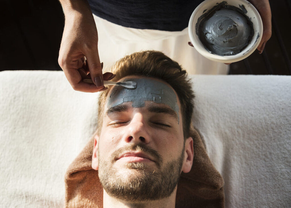 hombre-al-que-le-aplican-una-mascarilla-en-la-cara