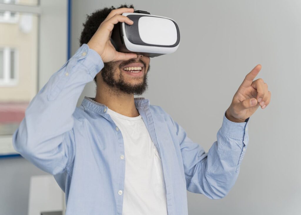 hombre-con-un-casco-vr-en-la-cabeza-que-sonrie.jpg.jpg