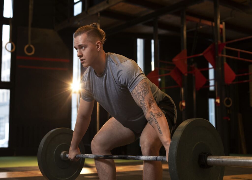 hombre-en-crossfit-que-levanta-pesas