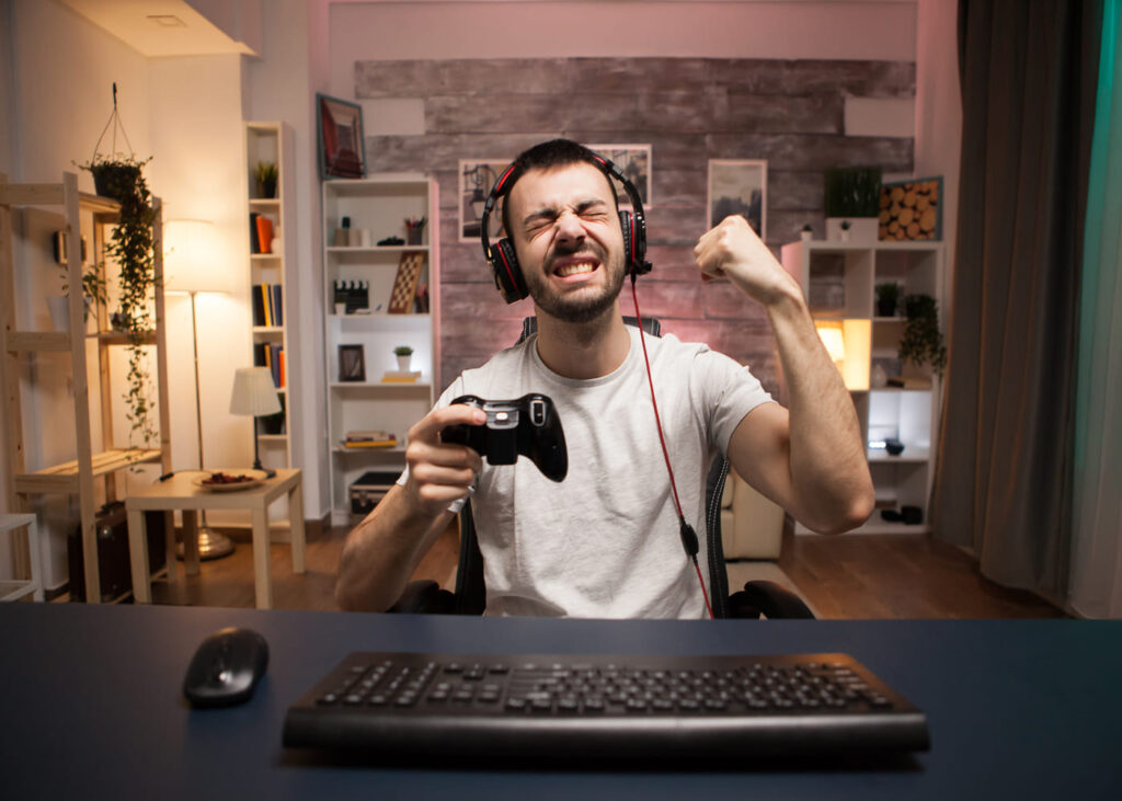 hombre-feliz-que-juega-a-un-videojuego