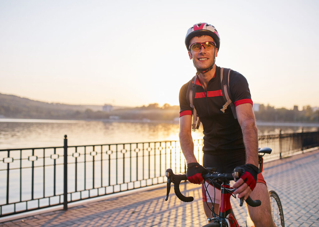 hombre-haciendo-mtb-en-una-vía-ciclista-frente-al-mar