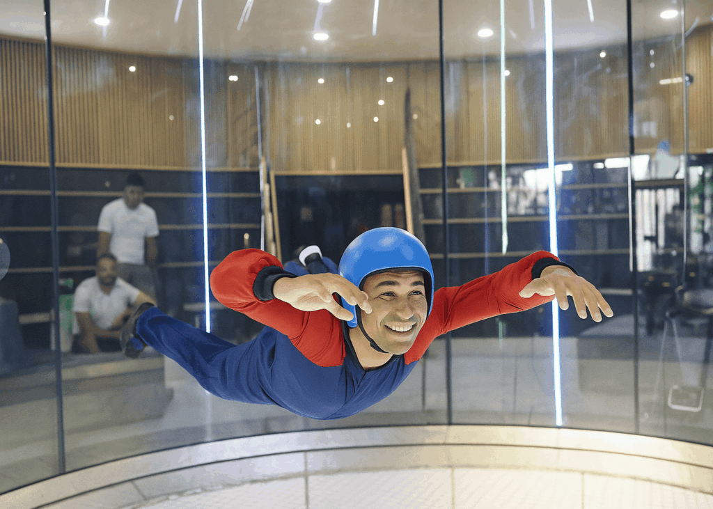 hombre-haciendo-simulador-de-caida-libre-en-un-tunel-de-viento