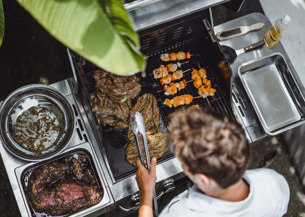 hombre-que-cocina-carne-en-una-barbacoa