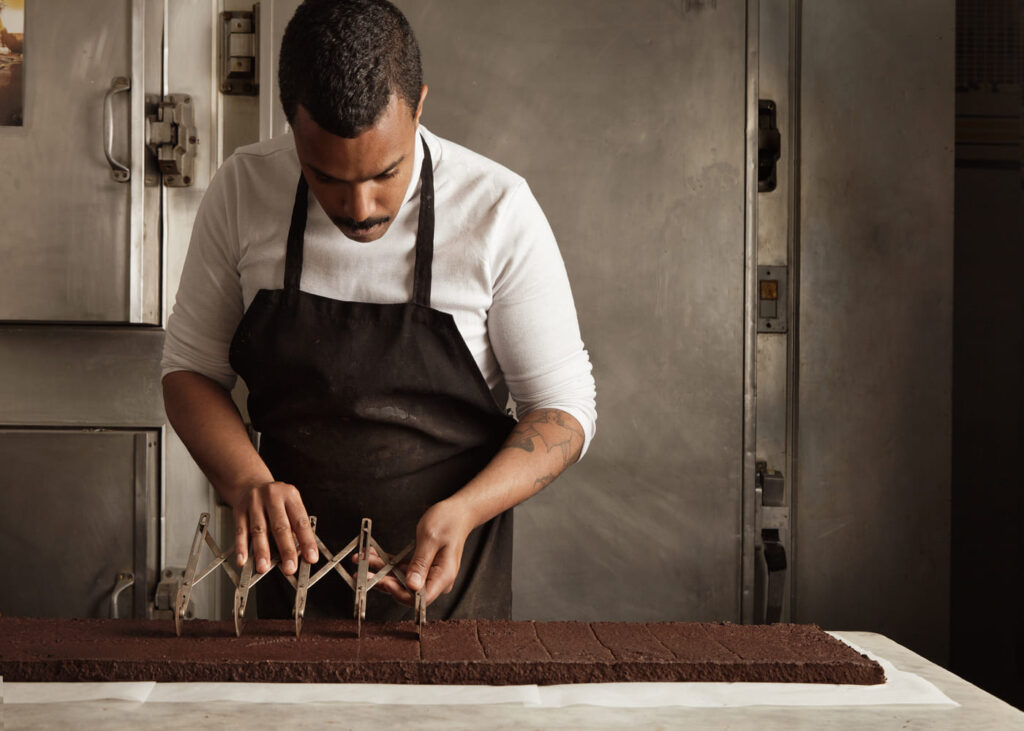 hombre-que-corta-chocolate-en-un-taller