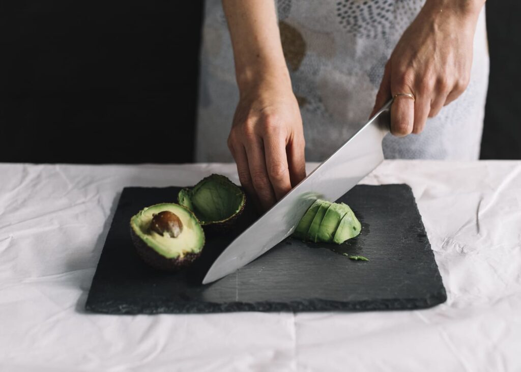 hombre-que-corta-un-aguacate-con-un-cuchillo-profesional