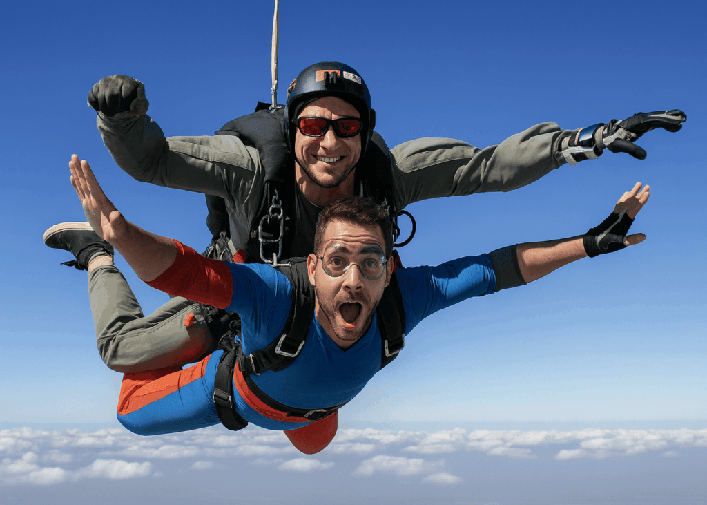 hombre-que-hace-un-salto-en-paracaidas-acompanado-de-un-instructor