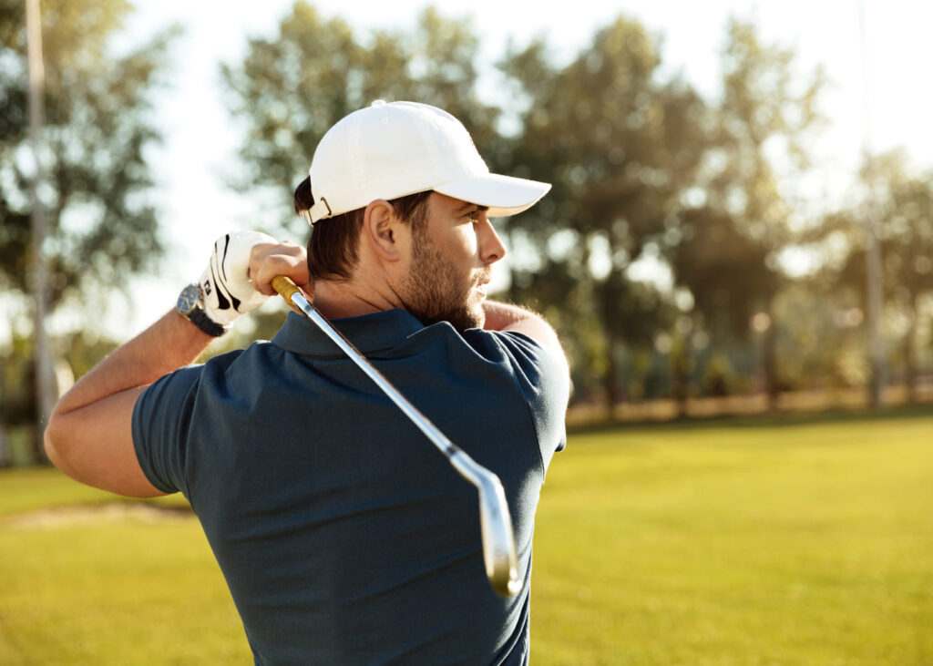 hombre-que-hace-un-swing-durante-una-partida-de-golf