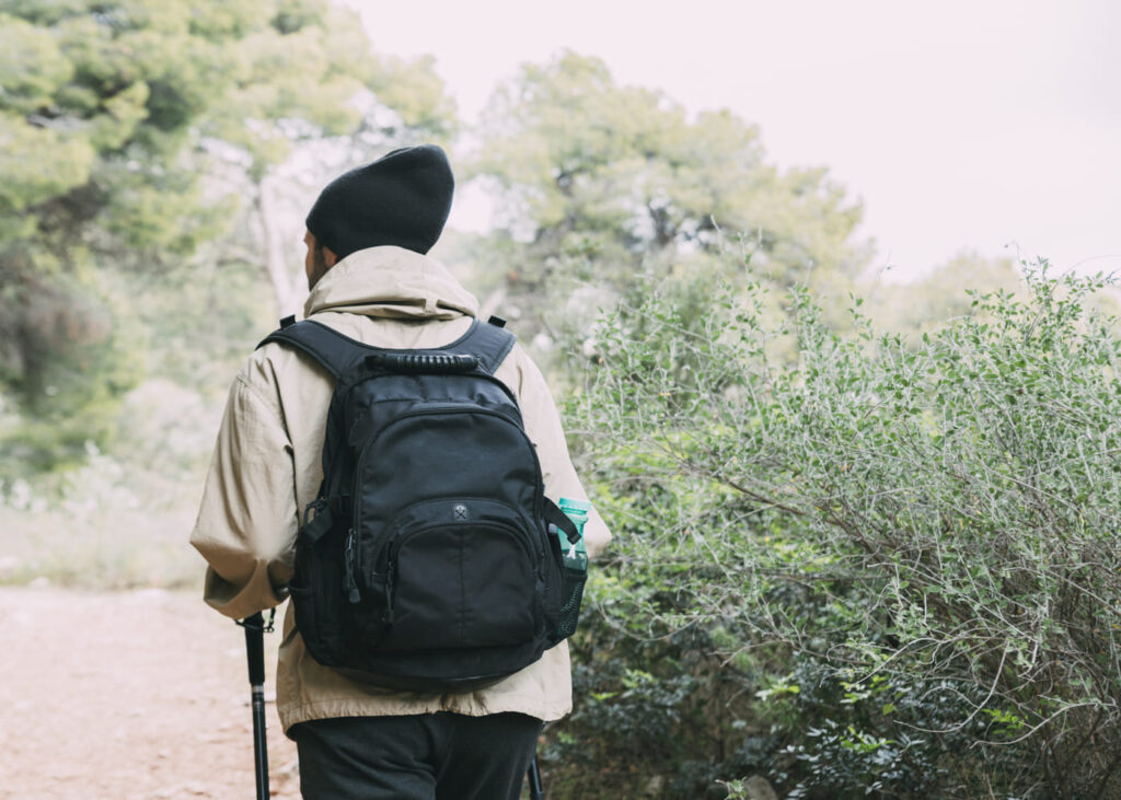 hombre-que-hace-una-caminata-en-plena-naturaleza-con-una-mochila-a-la-espalda