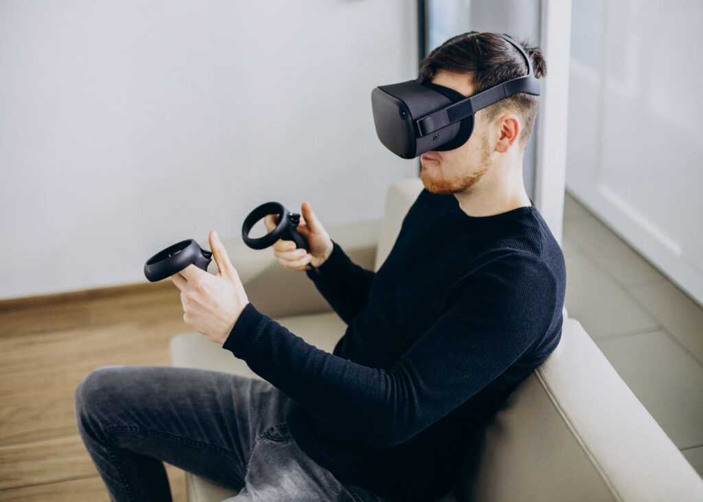 hombre-que-juega-en-realidad-virtual-con-un-casco-VR-y-un-mando-en-cada-mano