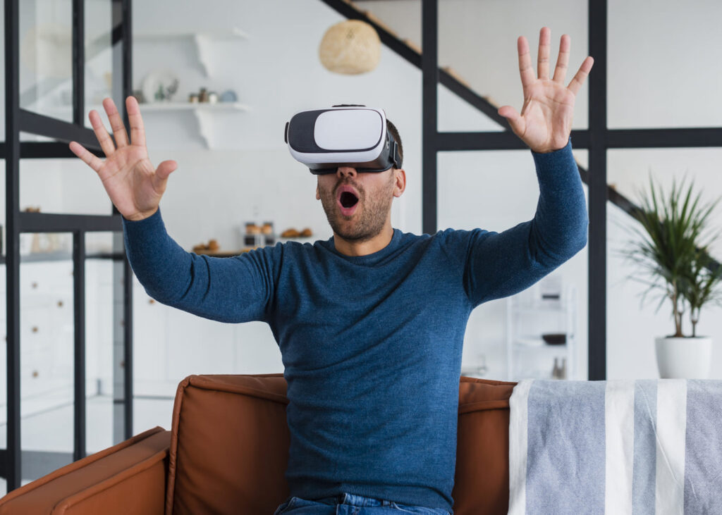 hombre-que-lleva-un-casco-de-realidad-virtual