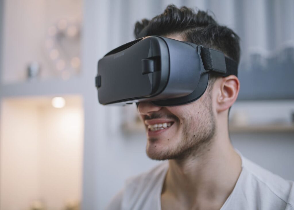 hombre-que-lleva-un-casco-vr