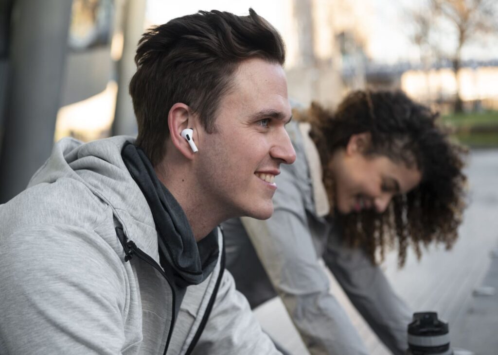 hombre-que-sonrie-con-auriculares-en-las-orejas.jpg