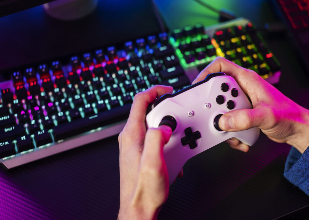 hombre-que-sostiene-un-mando-de-ps5-con-teclado-iluminado