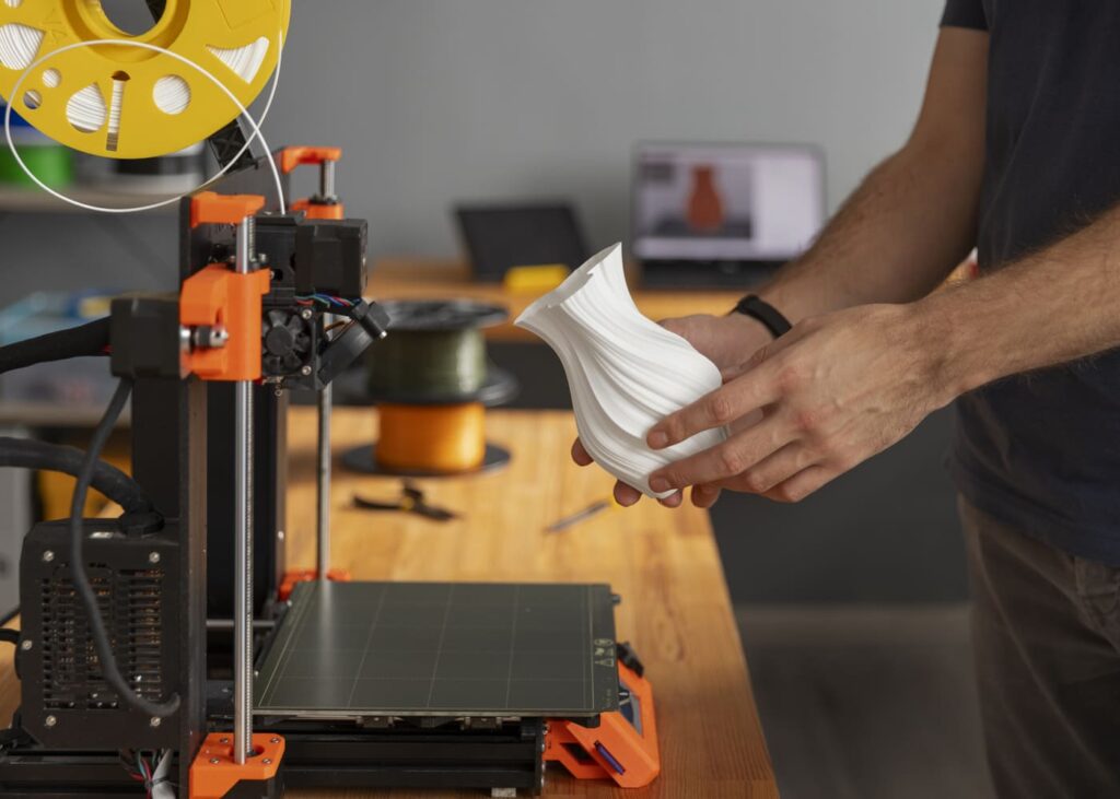 hombre-que-utiliza-una-impresora-3d