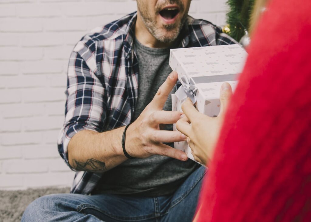 hombre-sorprendido-que-recibe-un-regalo