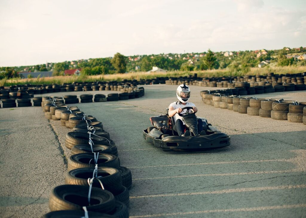 joven-que-hace-karting-en-una-pista