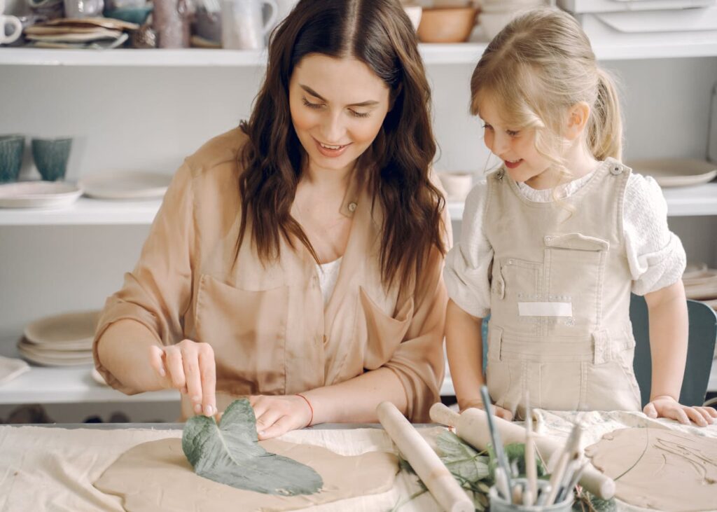madre-y-su-hija-pequena-en-un-taller-creativo-con-arcilla