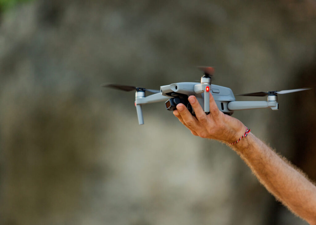 mano-de-hombre-que-sostiene-un-dron.jpg