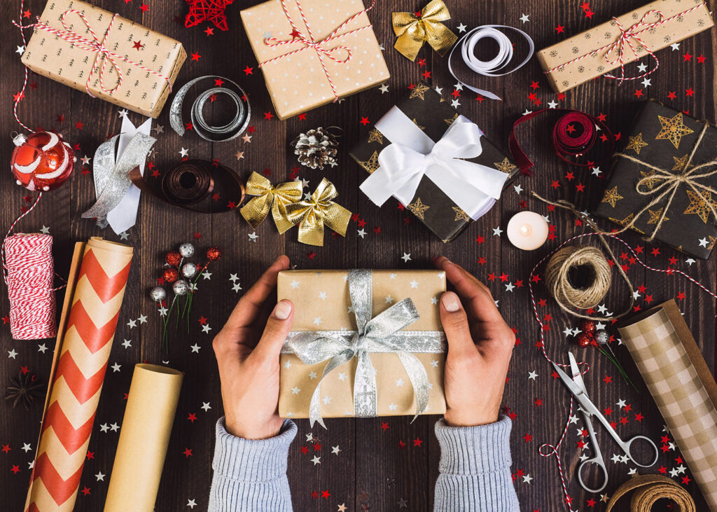 mano-que-esta-envolviendo-un-regalo-de-navidad