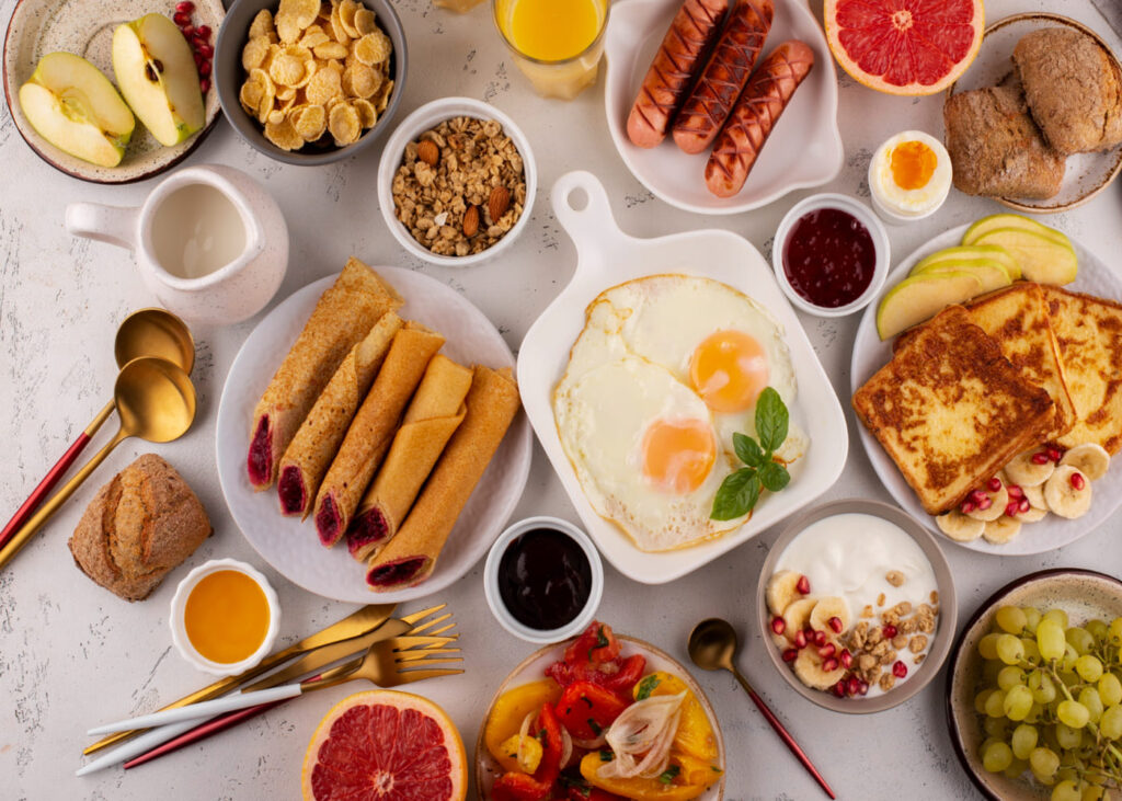 mesa-de-brunch-llena-de-comida