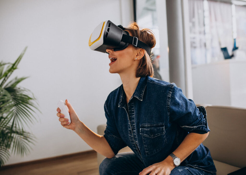 mujer-joven-con-un-casco-de-vr-en-la-cabeza-y-un-mando-en-la-mano-derecha