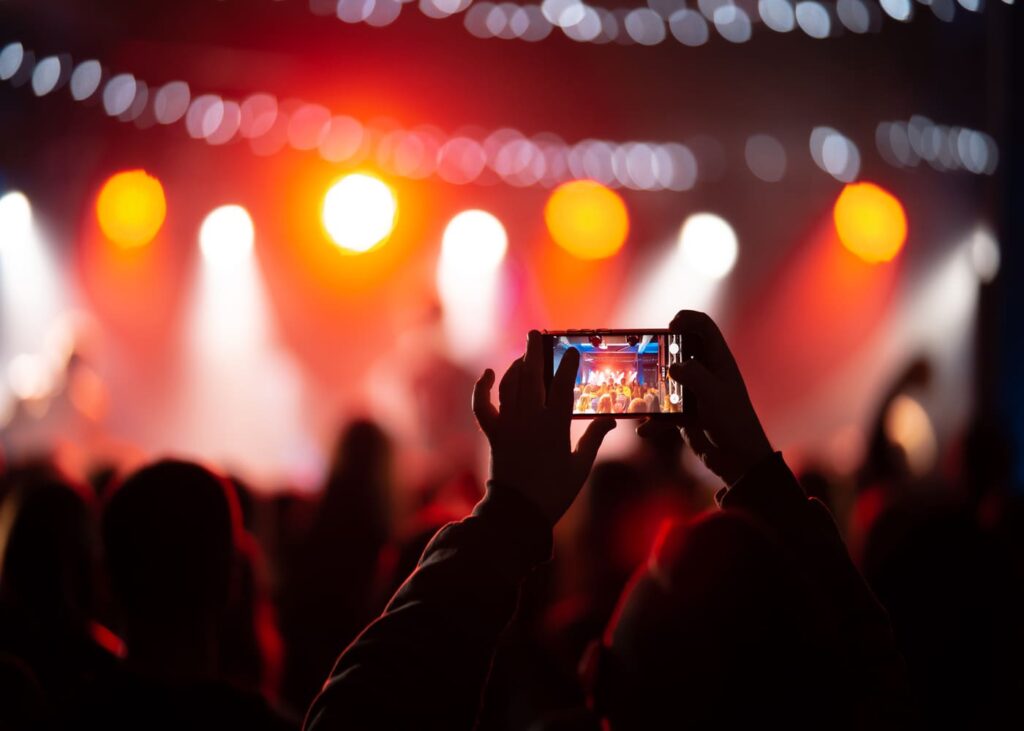 mujer-que-graba-con-su-movil-en-la-pista-de-un-concierto