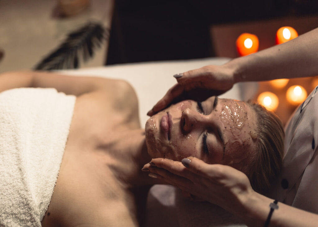mujer-que-recibe-un-tratamiento-facial-en-un-centro-de-belleza
