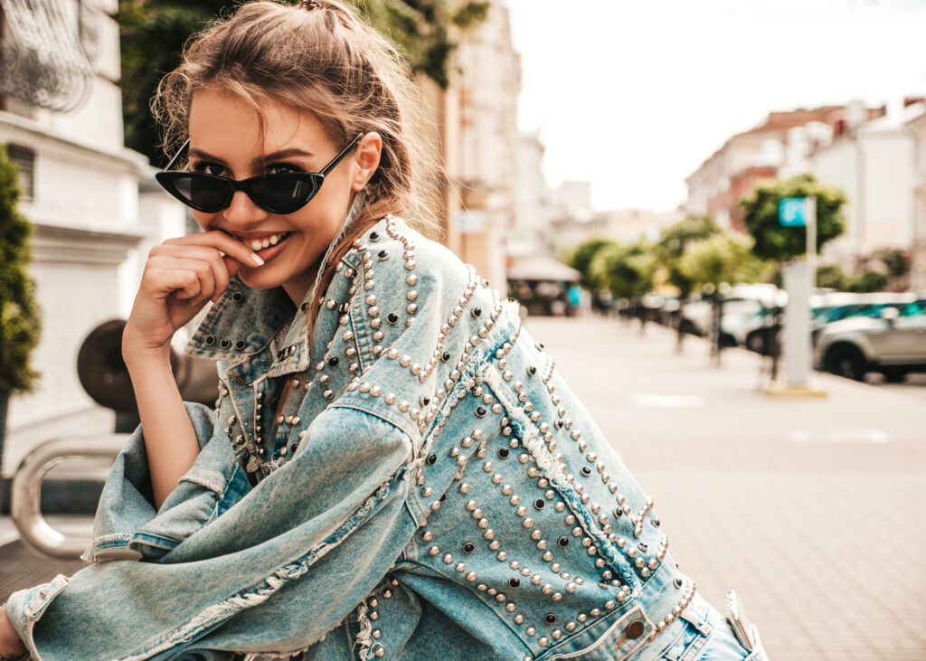 mujer-rubia-que-posaa-sonriendo-con-una-chaqueta-vaquera