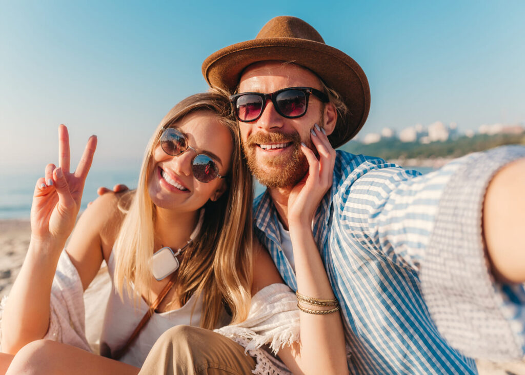 pareja-feliz-haciendose-un-selfi-en-la-playa