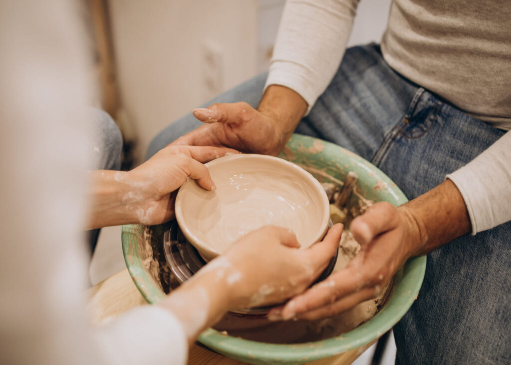 pareja-haciendo-ceramica-juntos