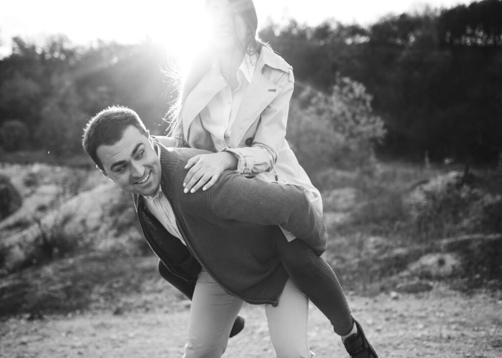 pareja-que-se-divierte-en-plena-naturaleza-con-la-mujer-a-cuestas-del-hombre