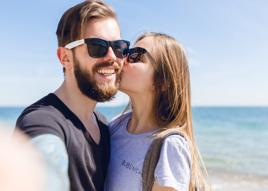 pareja-que-se-hace-una-foto-de-vacaciones-frente-al-mar