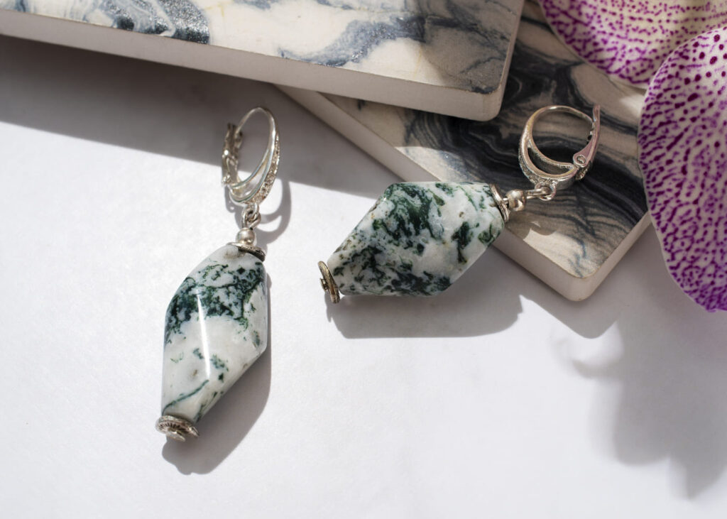 pendientes-con-piedras-sobre-una-mesa-blanca