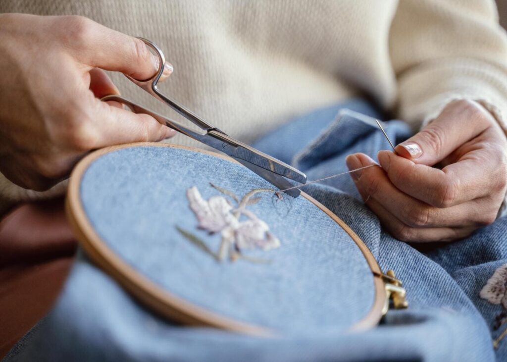 personne-coupant-un-fil-lors-de-sa-broderie