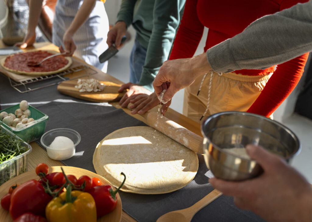 primer-plano-de-las-manos-de-un-grupo-de-personas-durante-un-curso-de-cocina