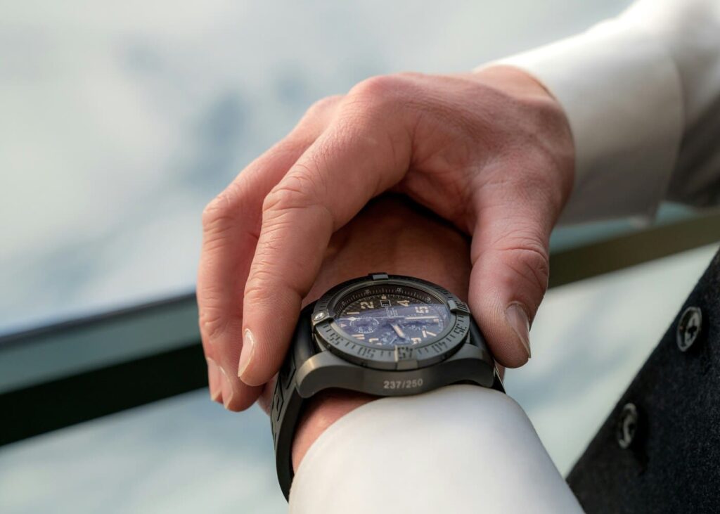 primer-plano-de-un-hombre-que-mira-el-reloj-en-su-muñeca1